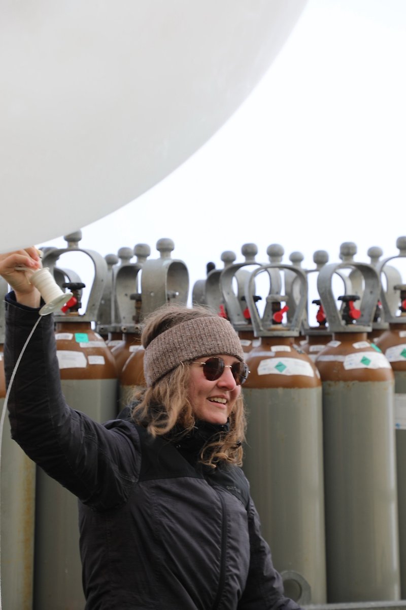 Bild: Irene Bellagente (ACES, Stockholms universitet) har just fyllt en väderballong med helium och förbereder uppsläppet.