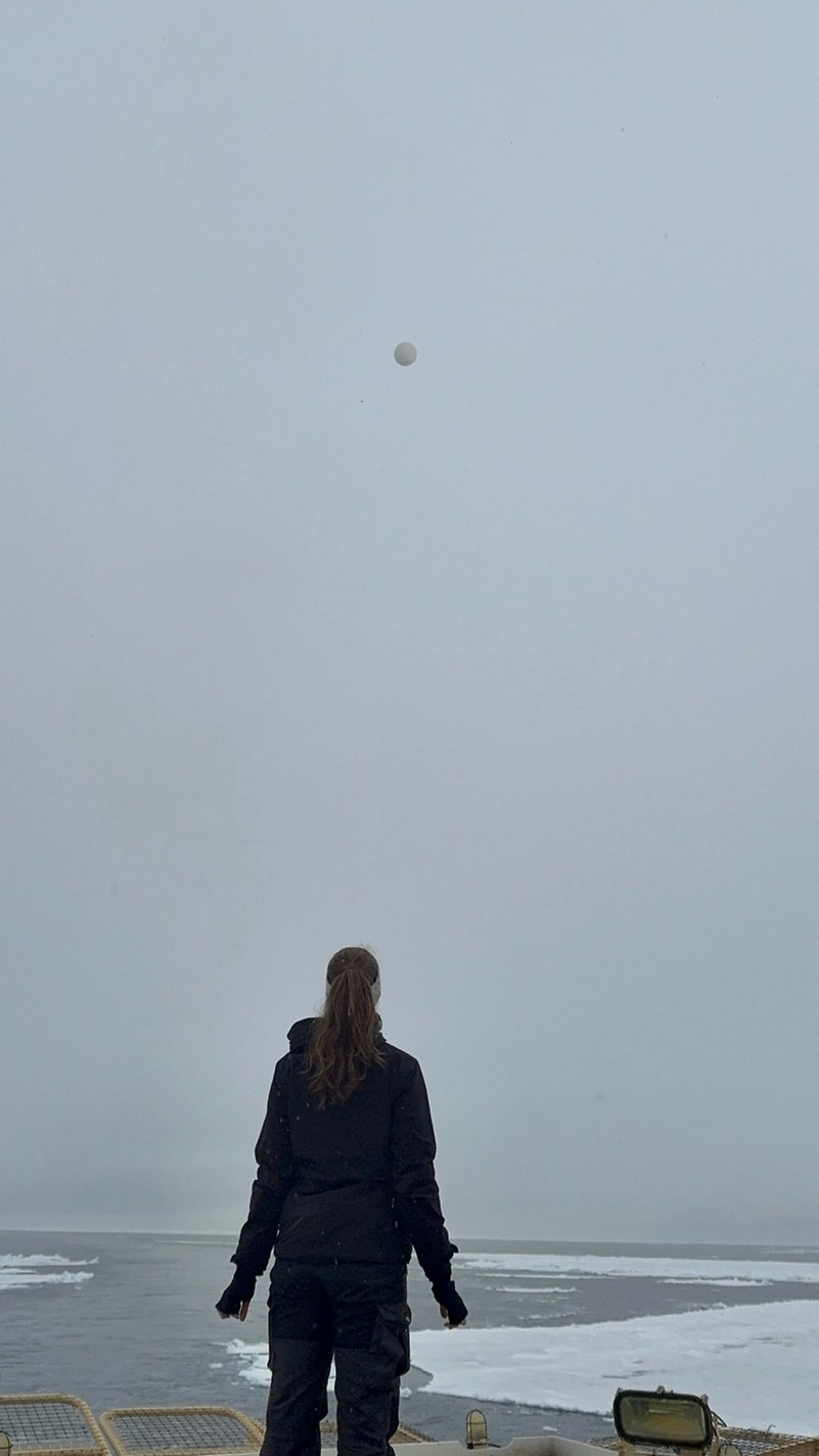 Bild: Linnea ser sin ballong försvinna in i molnen och hoppas på bra mätningar.