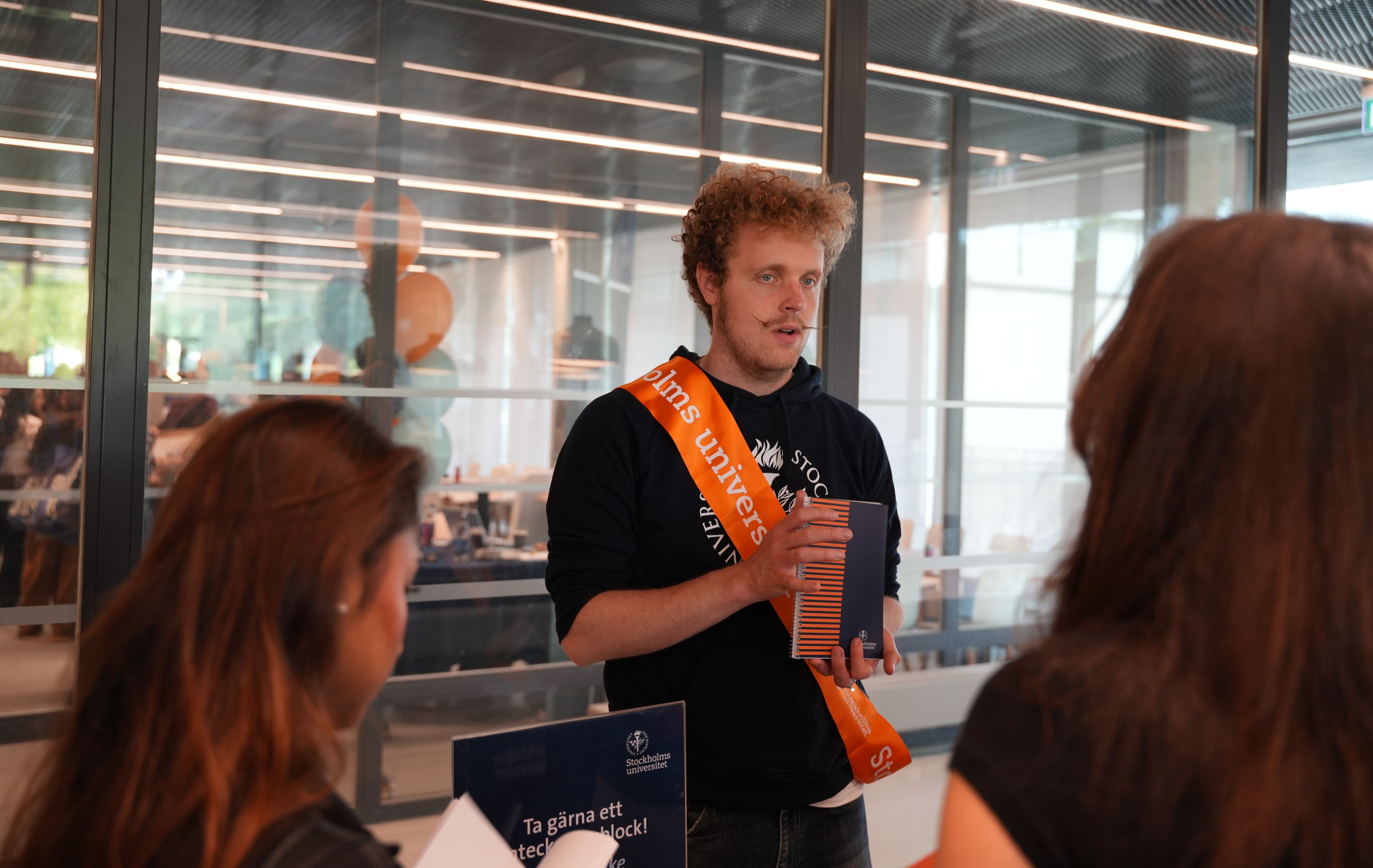 En studentambassadör på Välkomstdagens mässa i Studenthuset.