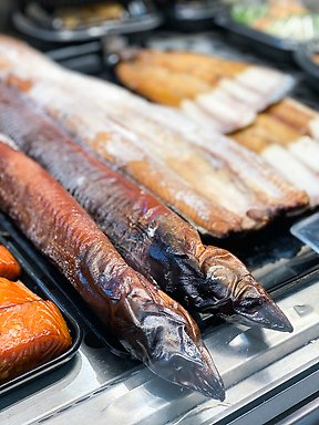 Rökt ål till försäljning i Östermalmshallen.