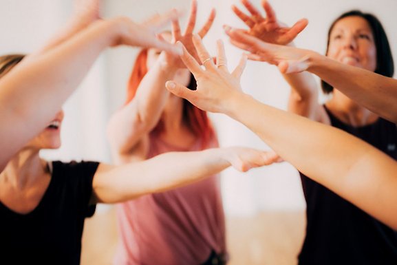 Deltagare i gruppen Dans för hälsa som håller upp händerna mot varandra.
