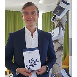 Alexander Hübbert with his thesis "Markets in the Dark: Insider Trading and Measurement Bias".