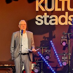 Henrik Williams på scenen.