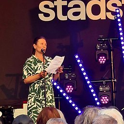 Karin Milles på scenen.