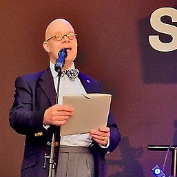 Peter Lind på scenen.