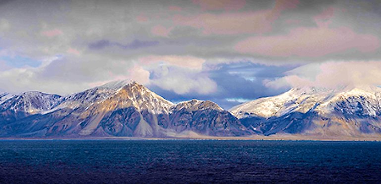 Moln, berg och hav.