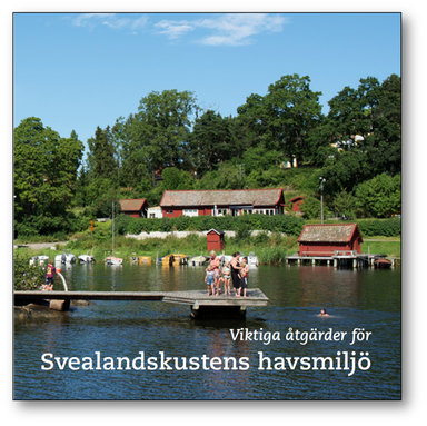 Broschyrens försättsblad som visar badgäster på solig klippa och strand.