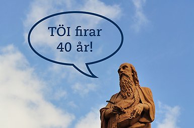 Staty St Hieronymus och pratbubbla TÖI firar 40 år.