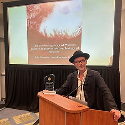 Professor Granqvist receiving the William James Award in 2023. Photo: Ward Davis