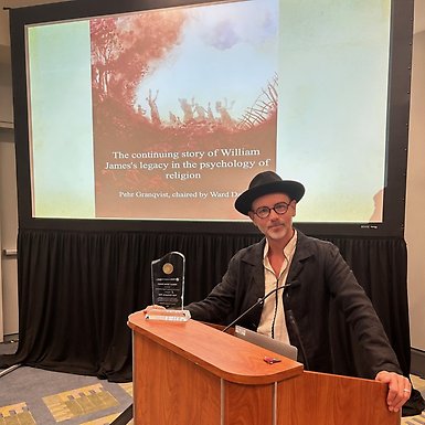 Professor Granqvist receiving the William James Award in 2023. Photo: Ward Davis