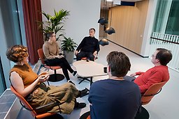 Studenter kring ett kaffebord.