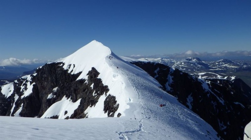 Kebnekaise's south peak photographed from the north peak. Photographer Gunhild Rosqvist.