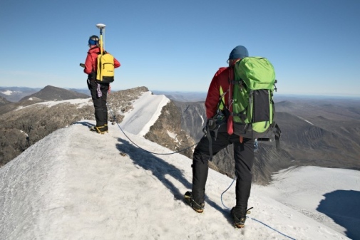 Gunhild Rosqvist and Torbjörn Karlin taking measurements at Kebnekaise.
Photo: Matthias Rieckh