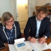 Rektor skriver på avtal för fartygsbyggnation 