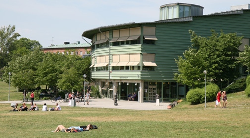Entrén till U-huset med gatuadress Svante Arrhenius väg 12.