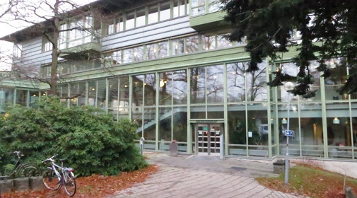 The entrance at Svante Arrhenius väg 8.