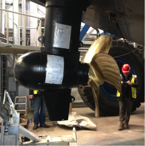 En av fartygets båda propellrar