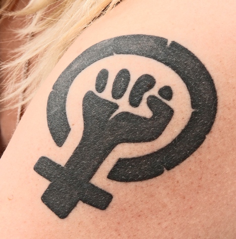 tatuerad kvinnokampsymbol