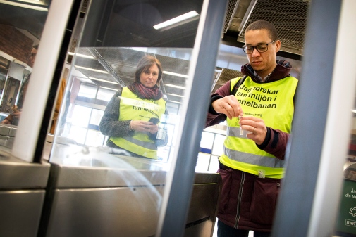 Eva Hell och Klas Udekwu tar prover för att kartlägga tunnelbanans mikroorganismer. 