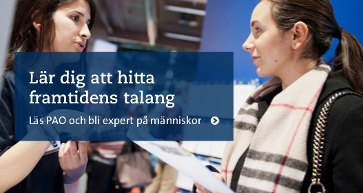 Två kvinnor pratar på SACO-mässan, text: "lär dig att hitta framtidens talang". Foto: Eva Dalin