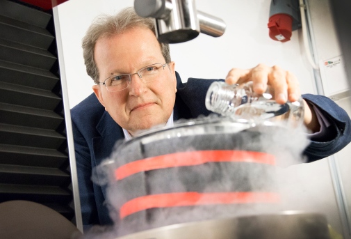 Professor Anders Nilsson preparerar glastillstånd av vatten, den vanligaste formen av vatten i universum men inte lika vanlig på jorden.