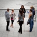 Unga vuxna träffas på stan (personerna på bilden har inget med texten att göra). Foto: Mostphotos