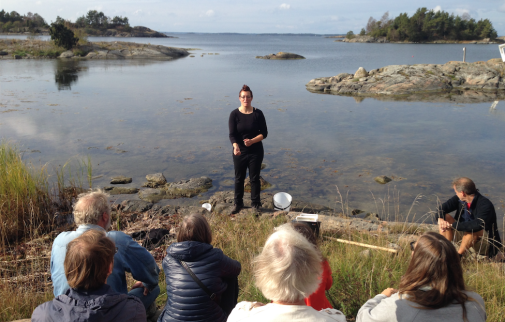 Ellen Schagerström berättar om den speciella smaltången. Foto: Eva Krutmeijer