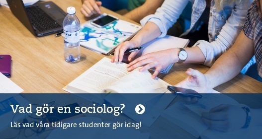 Text: Vad gör en sociolog? Bild: studenter jobbar vid ett bord sett uppifrån. Foto: Niklas Björling