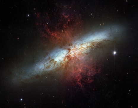 The galaxy M 82 has been an important object in the research of Aina Elvius. This galaxy has lively star formation and is located 12 million light years away in the constellation Ursa Major. This image was taken with the Hubble Space Telescope. Image: NASA/ESA, Hubble Heritage Team, Gallagher, Mountain & Puxley.