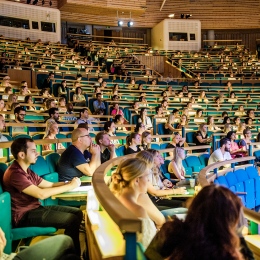 Studenter på läktare i en aula.