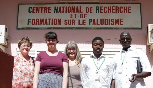 Forskarna Mary O’Conell, Ioana Bujila, Ann-Kristin Östlund Farrants, Guillaume S. Sanou och Issa Nébié utanför malariainstitutet i Ouagadougou. Foto: May O