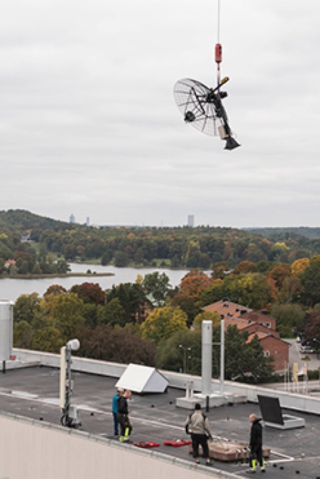 The new radio telescope being installed on the 29th of September 2017. Photo: Magnus Näslund