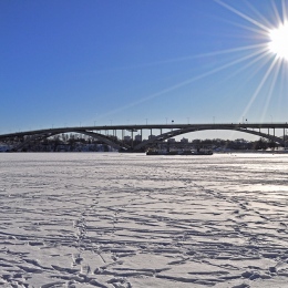 Sol över Riddarfjärdens frusna vatten. Foto: MostPhotos.