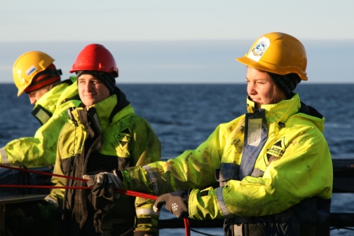 Lisa Bröder arbetar med provtagning av sediment från Laptevhavets botten, Arktis. Foto: Jorien Vonk