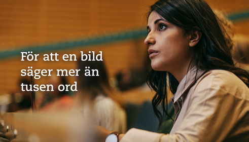 Kvinnlig student i närbild under en föreläsning. Foto: Viktor Gårdsäter