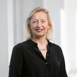Porträttfoto på Karin Bäckstrand.