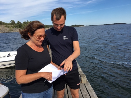 Lillemor Asplund och Johan Gustafsson antecknar värden från mätningen av vattnet.Foto:Annika Hallman