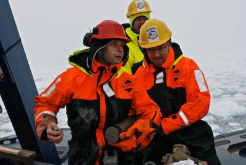 Lomrog 2009-08-12 Markus Karasti and Ludwig Löwemark during coring