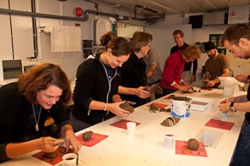 Lomrog 2009-09-03 Crew onboard Oden claysculpturing.