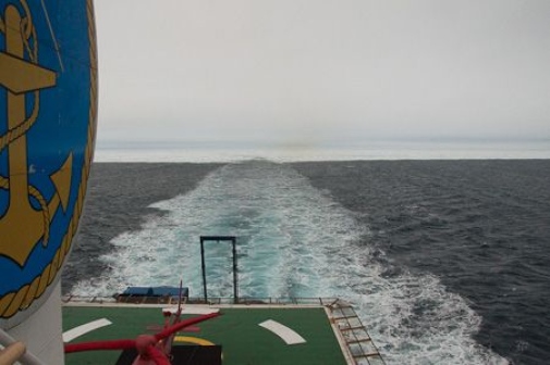 Lomrog 2009-09-07 Icebreaker Oden on its way home