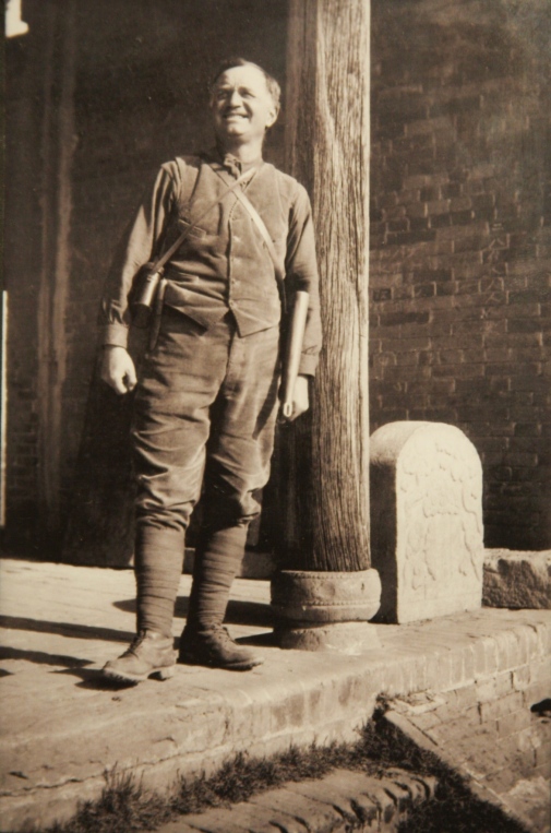 Johan Gunnar Andersson under ett fältarbete i Henanprovinsen, 1918. Foto: Östasiatiska museets arkiv