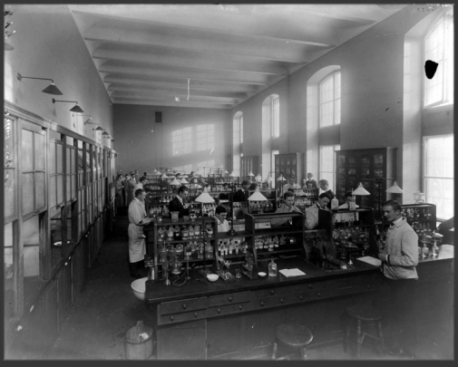 the chemistry lab at Stockholms högskola 1909-1920. Photo: Stockholms stadsmuseum the chemistry lab at Stockholms högskola 1909-1920. Photo: Stockholms stadsmuseum