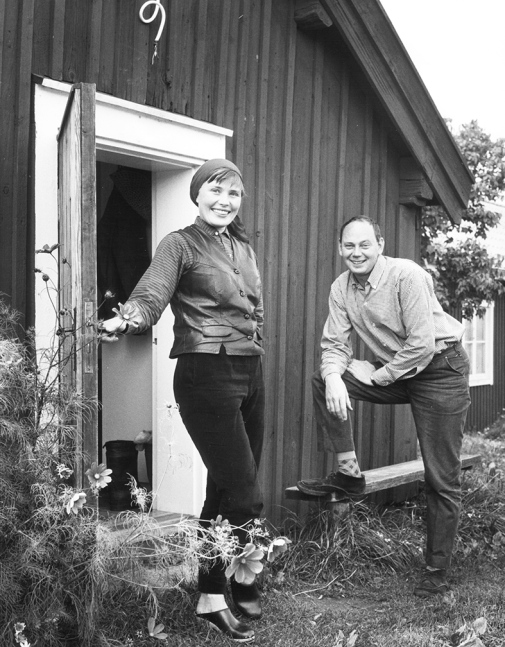 Bengt-Owe och AnnMari Jansson utanför Snickarboden på Askölaboratoriet 1964. Bengt-Owe och AnnMari Jansson utanför Snickarboden på Askölaboratoriet 1964.