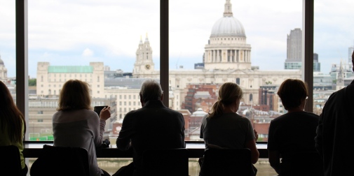 Människor vid ett fönsterbord på Tate Modern Foto: Unsplash/Christian Battaglia