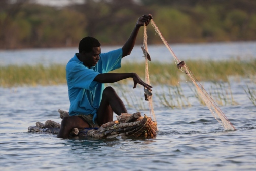 Man som fiskar i Bogoria Lake