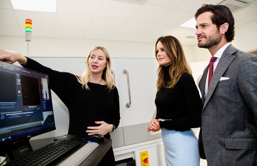Elin Allzén visar röntgenmikroskopet för prinsessan Sofia och prins Carl Philip. Foto: Lena Katarina