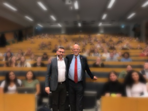 Claes Granmar och Hans Dahlgren framför studenter i en föreläsningssal