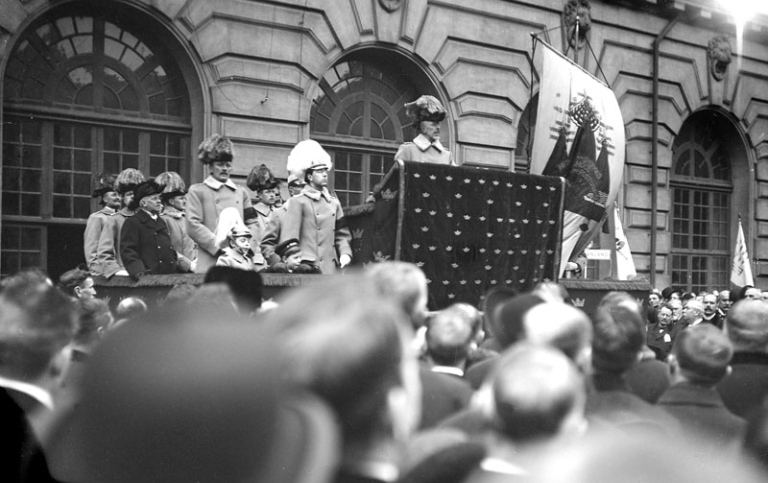 Kung Gustav V håller sitt tal till bönderna på Kungliga Slottets Borggård under Bondetåget 1914.