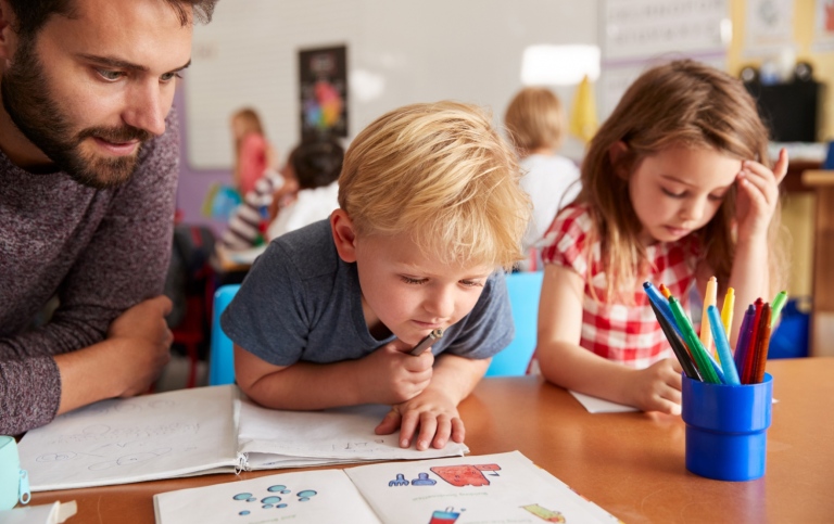 Lärare med elever i förskoleklass