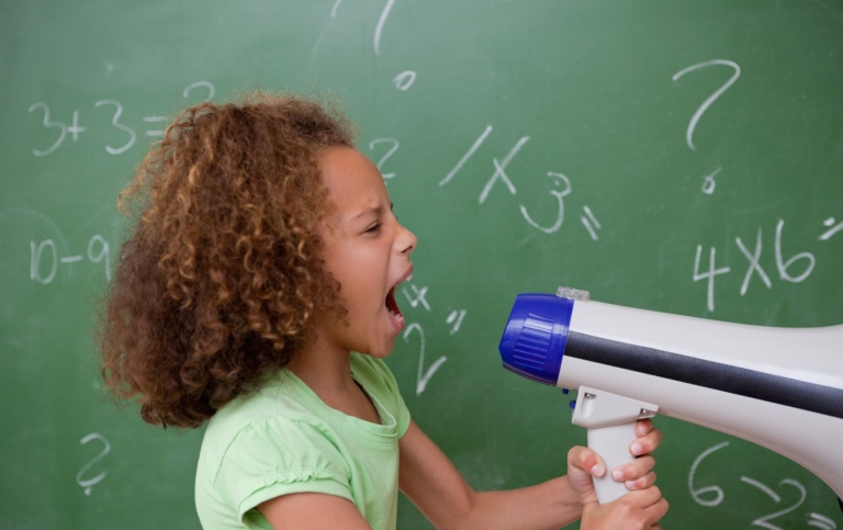 3616096-side-view-of-a-schoolgirl-screaming-through-a-megaphone. Photo_Wavebreakmedia_Mostphotos.mi